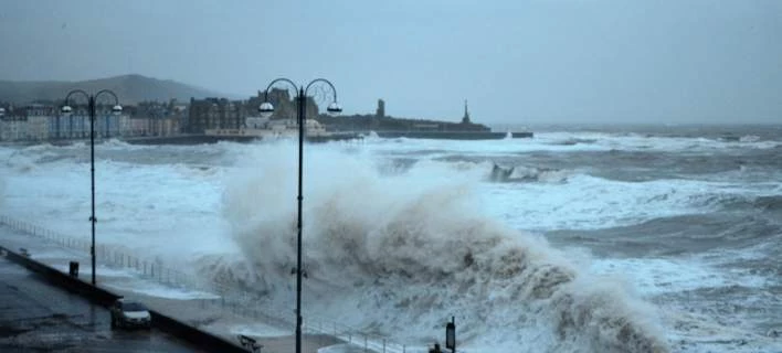 Η οργή της καταιγίδας Eleanor ξέσπασε στη Βρετανία: 100.000 νοικοκυριά χωρίς ρεύμα, χάος στις μετακινήσεις (εικόνες, βίντεο)